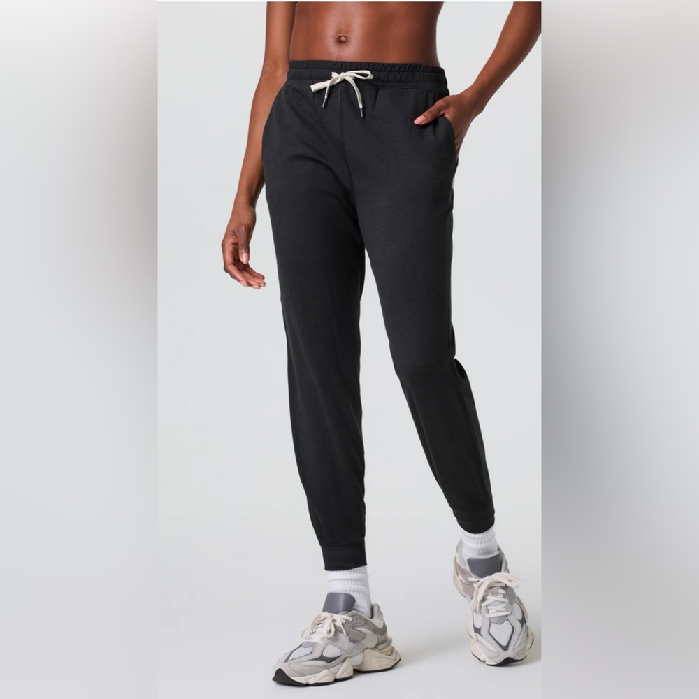 VUORI Women’s DreamKnit™ Performance Joggers,Black Heather, Size M, NEW w/ Tags!